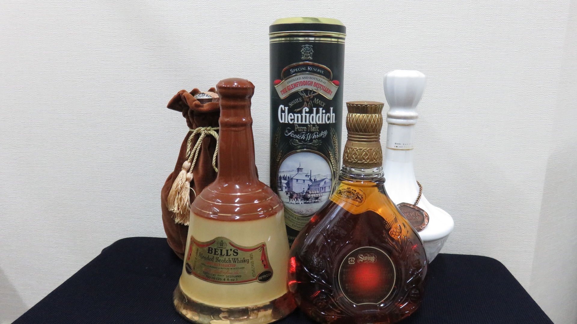 佐賀でお酒の出張買取りお任せ下さい。ウイスキー ベル陶器・ジョニーウォーカーロイヤルサルート高価買取致しました。