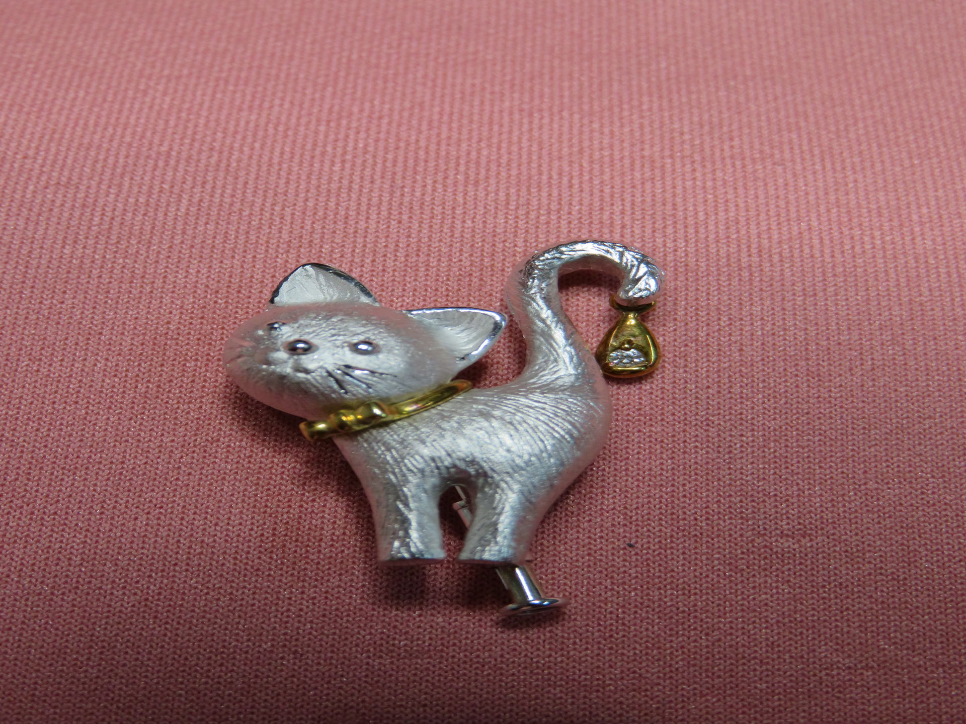 佐賀で金の買取りお任せ下さい。猫ちゃん18金ホワイトゴールドブローチ高価買取致しました。