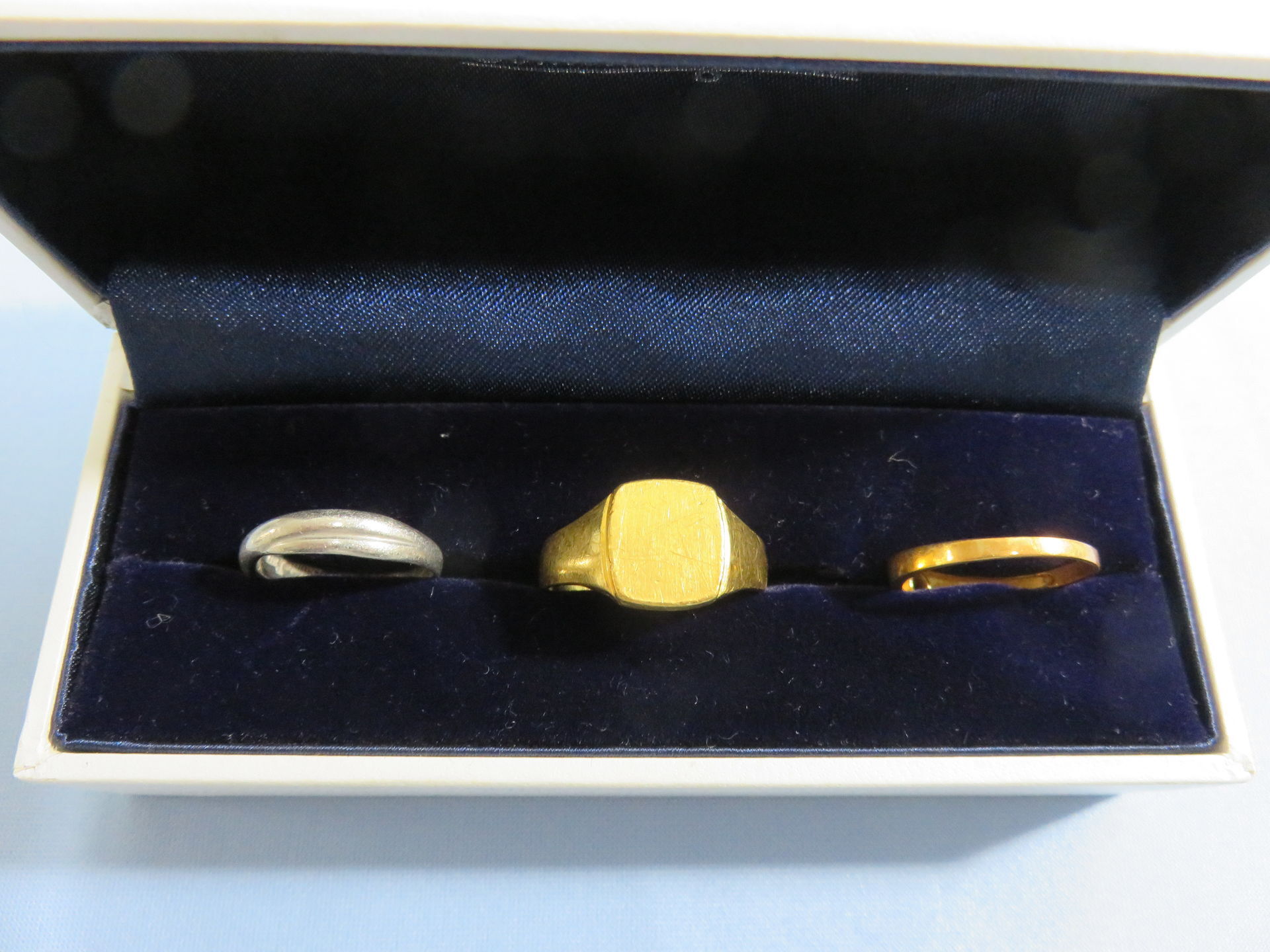 佐賀で金・プラチナ・貴金属高く売るなら買取専門おたからや高木瀬西店。